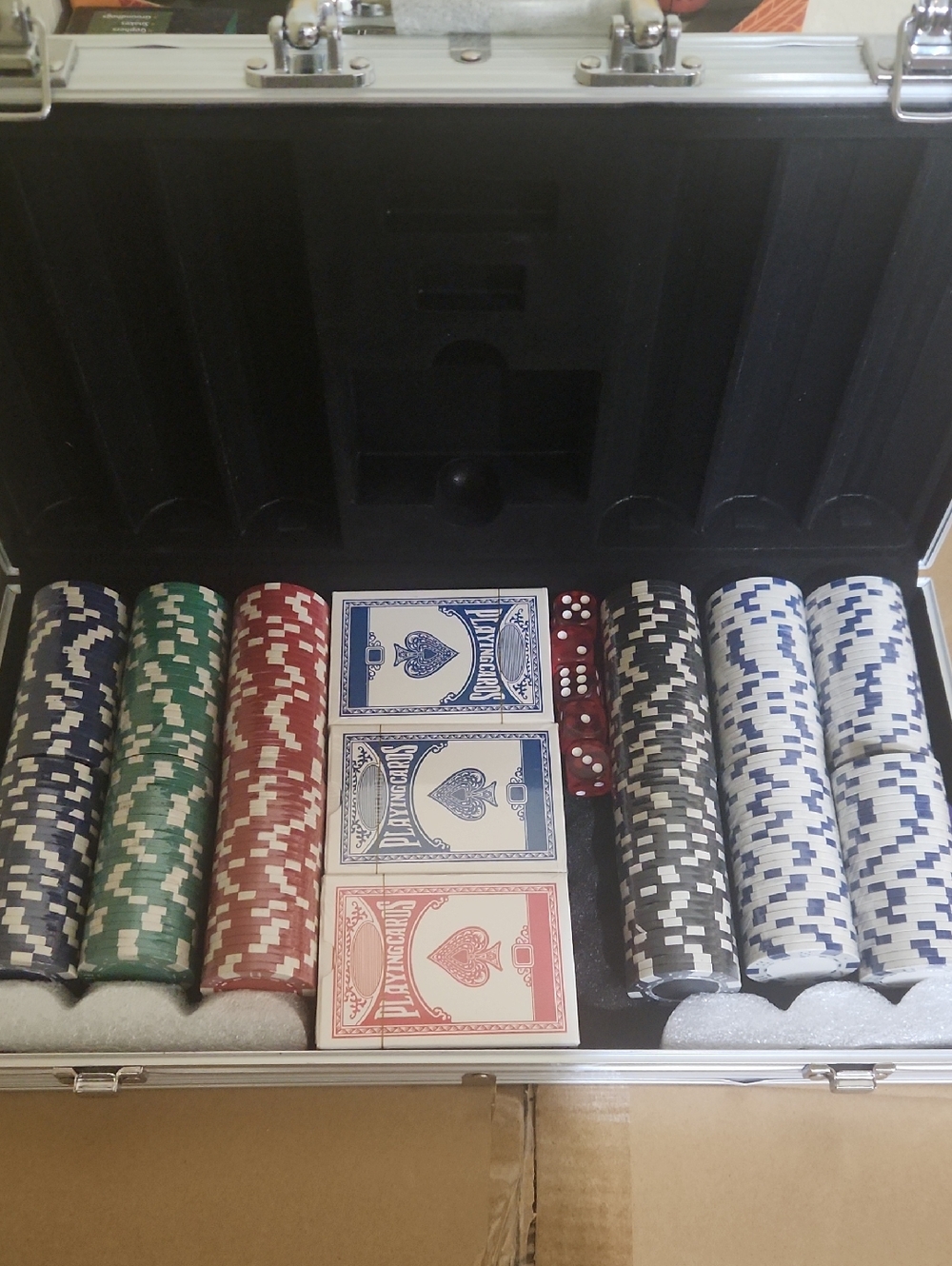 NEW! Aluminum Poker Chip Travel Case with Multi-Color Chips and Cards - Picture 2 of 3